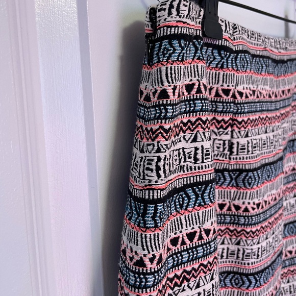 The Limited Textured Patterned Pencil Skirt - Picture 4 of 8